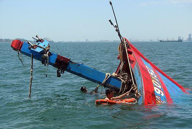 Tàu hàng "khủng" đâm chìm tàu cá ngư dân Quảng Bình rồi bỏ chạy