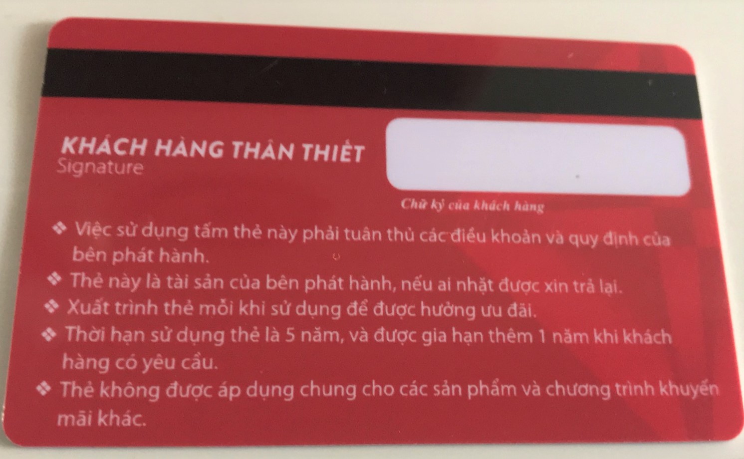 Nhiều người mắc lừa đ&oacute;ng ph&iacute; l&agrave;m thẻ kh&aacute;ch h&agrave;ng vay tiền l&atilde;i suất thấp - Ảnh 2.