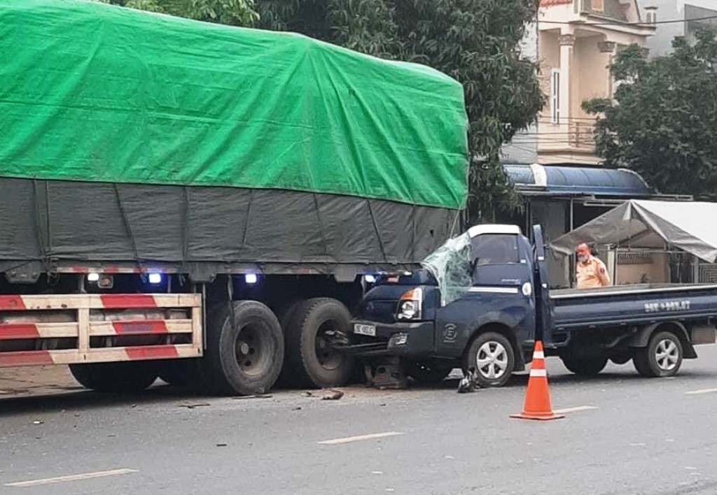 Xe tải tông đuôi xe đầu kéo, phụ xe tử vong tại chỗ