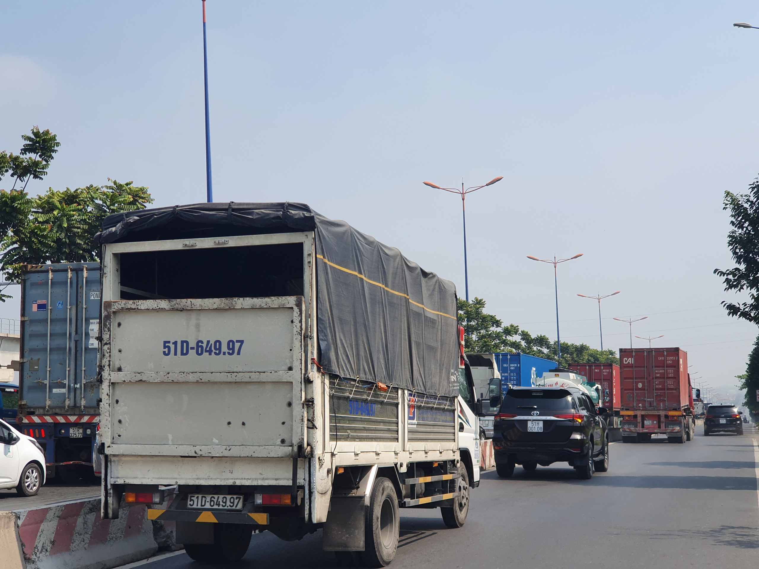N&Oacute;NG: CSGT TP HCM đặt trạm c&acirc;n tải trọng tr&ecirc;n nhiều tuyến đường từ ng&agrave;y 1-4 - Ảnh 1.