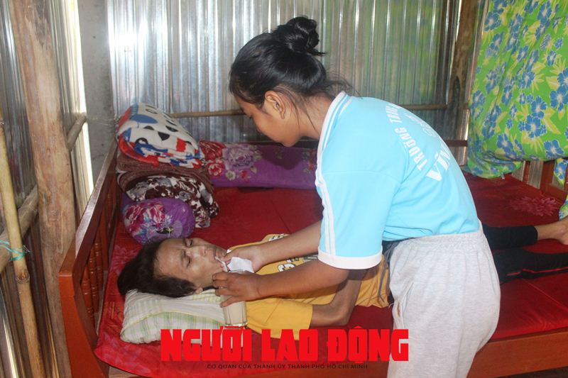 CLIP: X&oacute;t xa ho&agrave;n cảnh nữ sinh lớp 8 học giỏi trước nguy cơ bỏ học - Ảnh 7.
