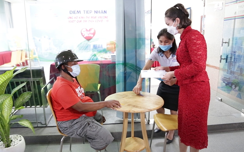 Cả nước một l&ograve;ng, quỹ mua vắc-xin Covid-19 đạt hơn 30 tỉ đồng - Ảnh 1.