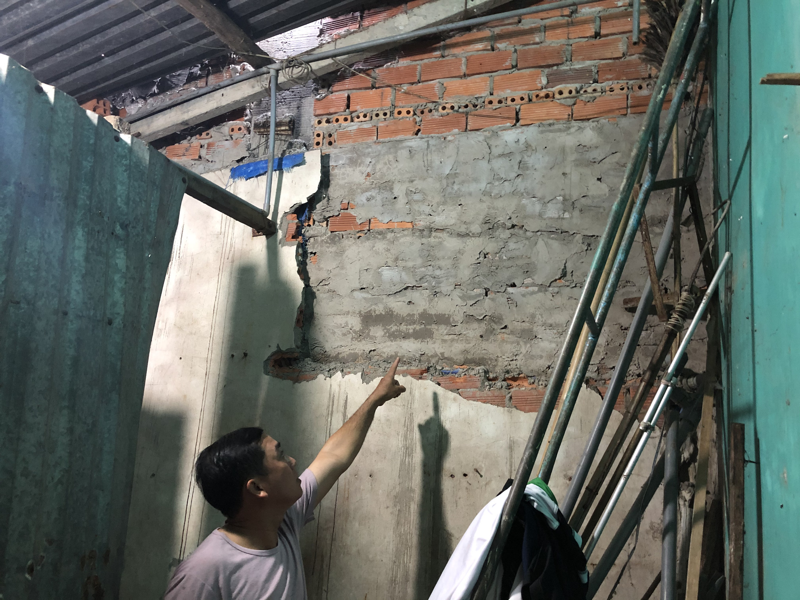 Làm rõ vụ người thợ máy bị 2 kẻ lạ mặt đánh gục trong đêm