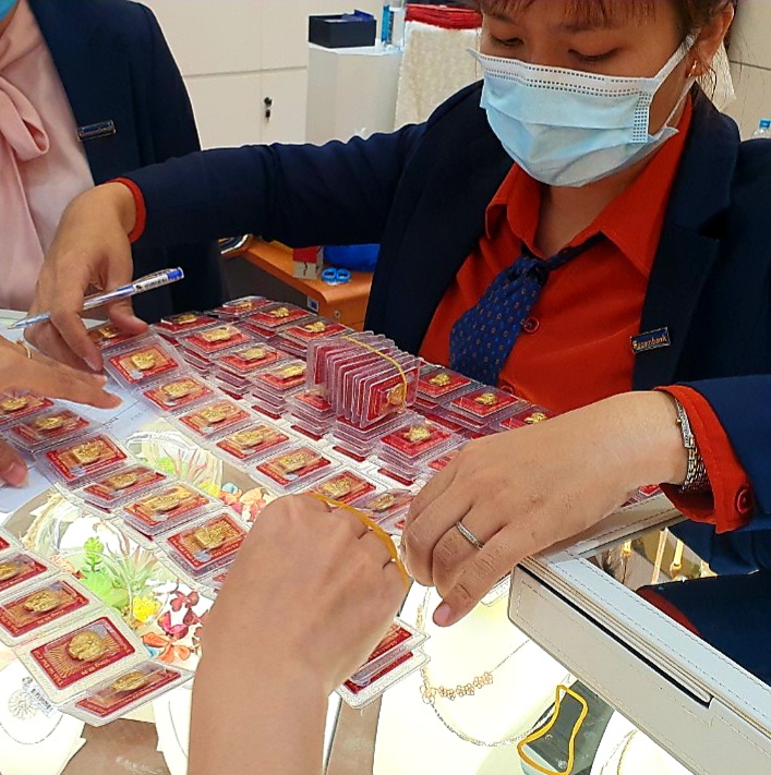 V&igrave; sao gi&aacute; v&agrave;ng lao dốc kh&ocirc;ng phanh? - Ảnh 1.