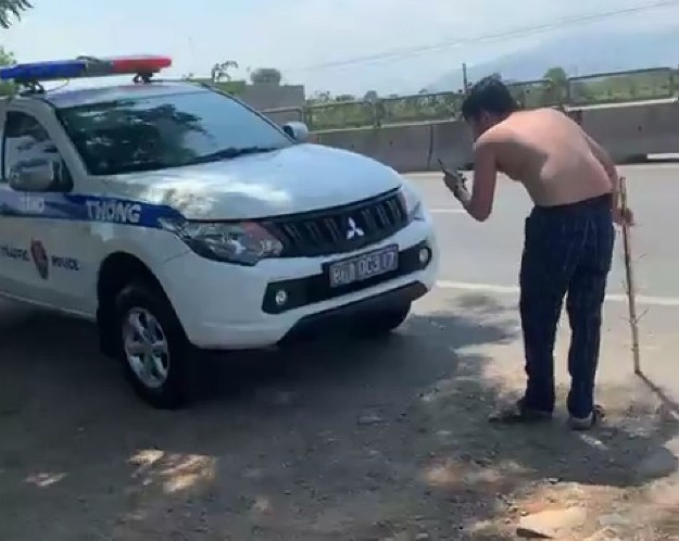 Nam thanh niên lột áo, chửi bới CSGT khi bị chặn xe