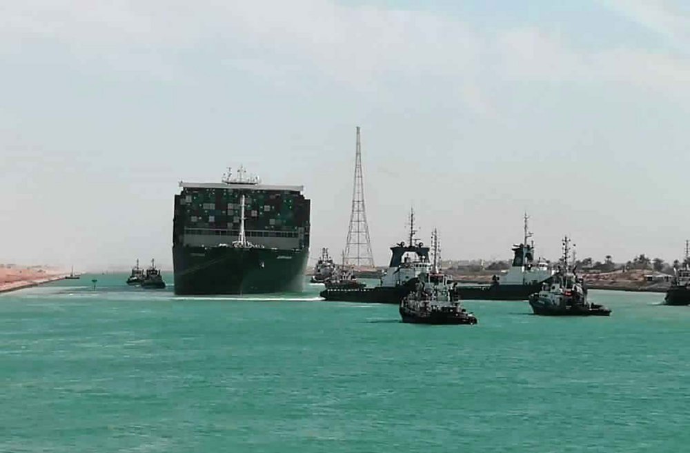 Chùm ảnh hàng trăm tàu lũ lượt qua kênh đào Suez