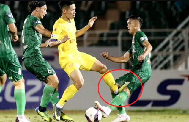Sau Hoàng Thịnh, hai cầu thủ nhận án phạt nặng từ Ban kỷ luật VFF