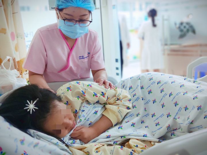 Bé gái uống thuốc rầy do bạn bè tẩy chay trên mạng