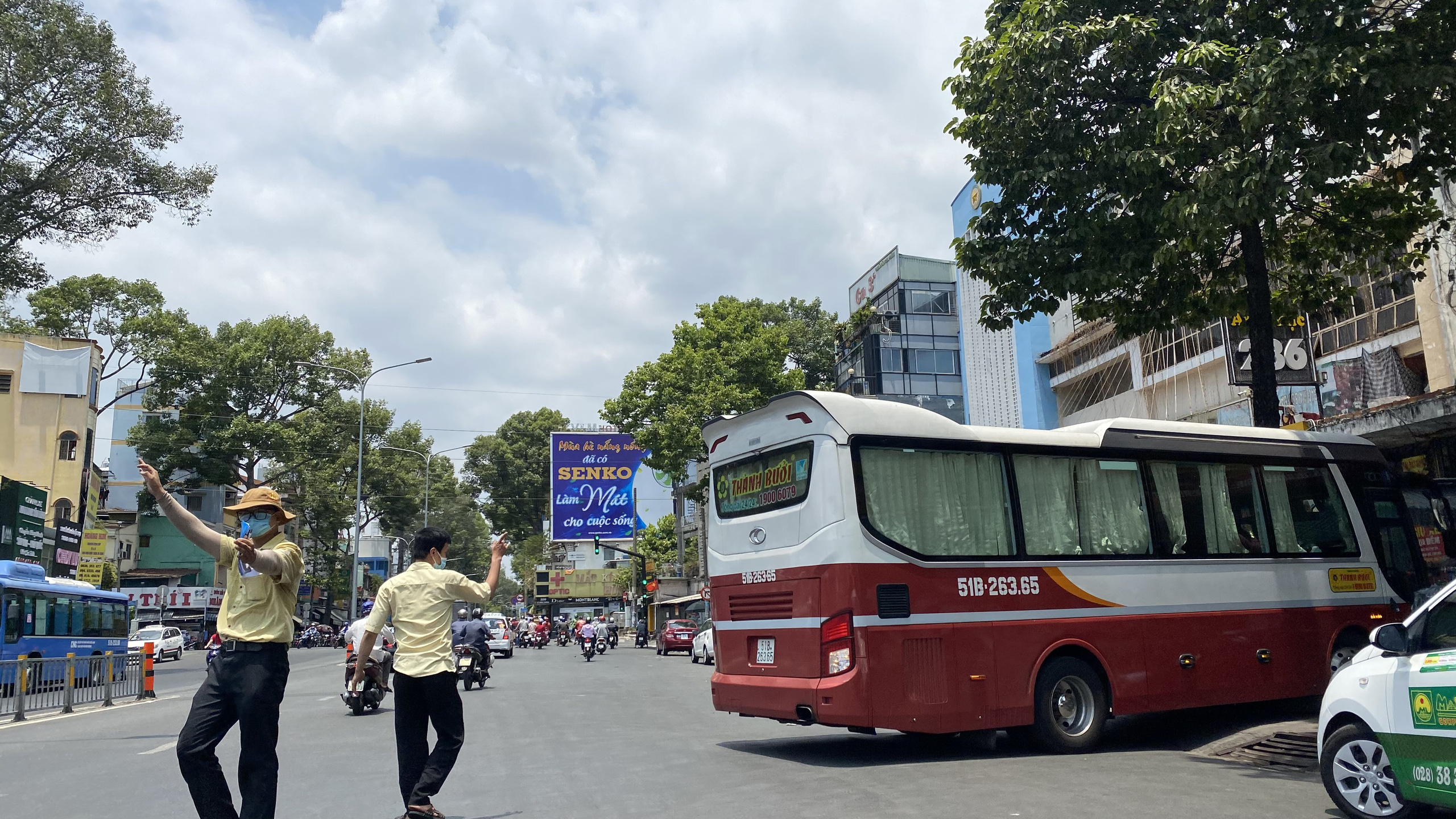 Điểm mặt hang ổ xe dù, bến cóc ở TP HCM: Sở GTVT phản bác, dư luận hoài nghi - Ảnh 2.