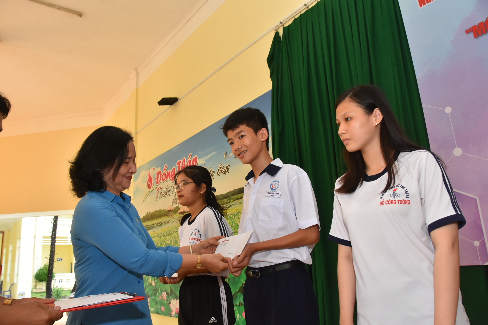 1.000 lá cờ Tổ quốc đến với đồng bào, chiến sĩ biên cương Đồng Tháp - Ảnh 7.