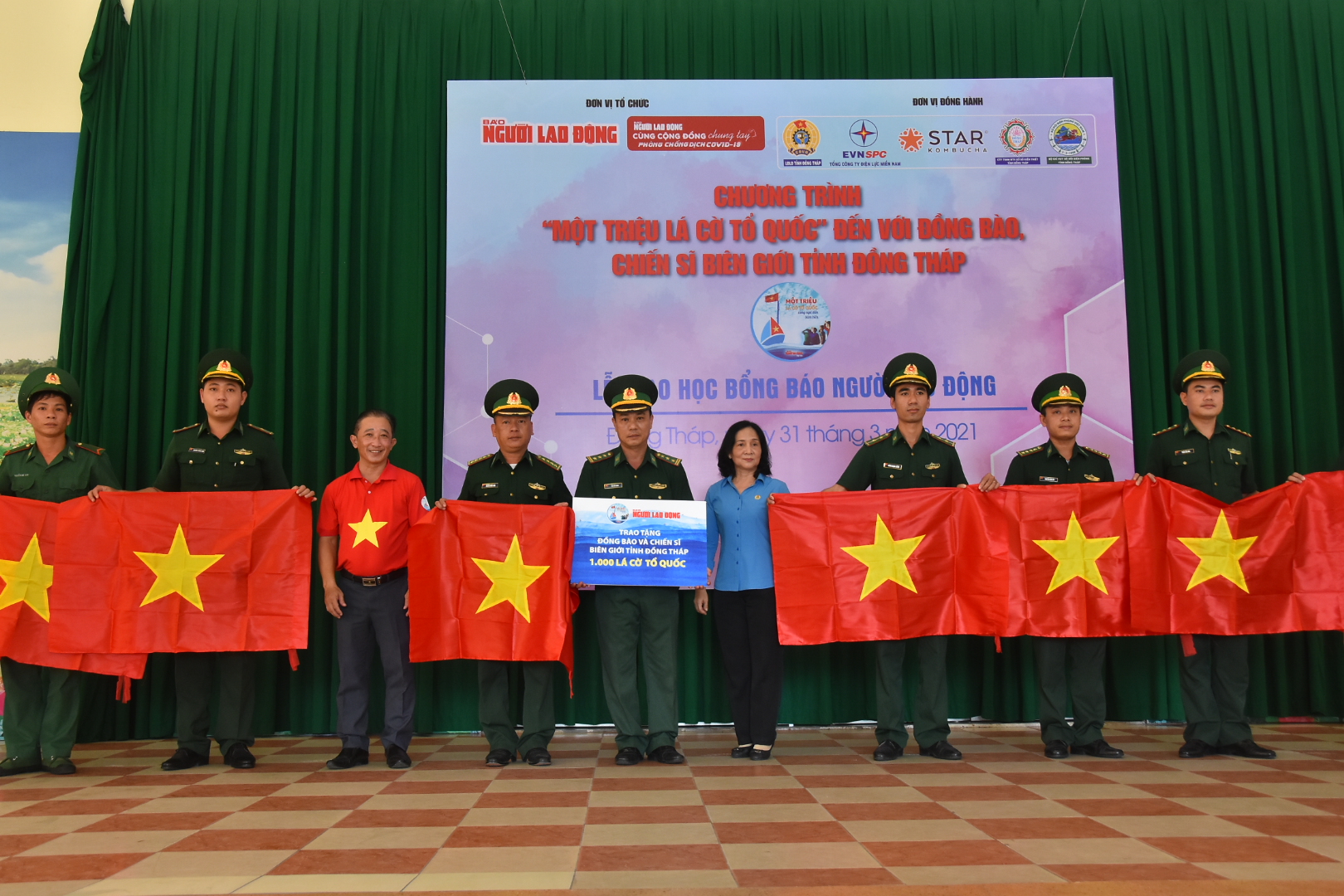 1.000 lá cờ Tổ quốc đến với đồng bào, chiến sĩ biên cương Đồng Tháp - Ảnh 2.