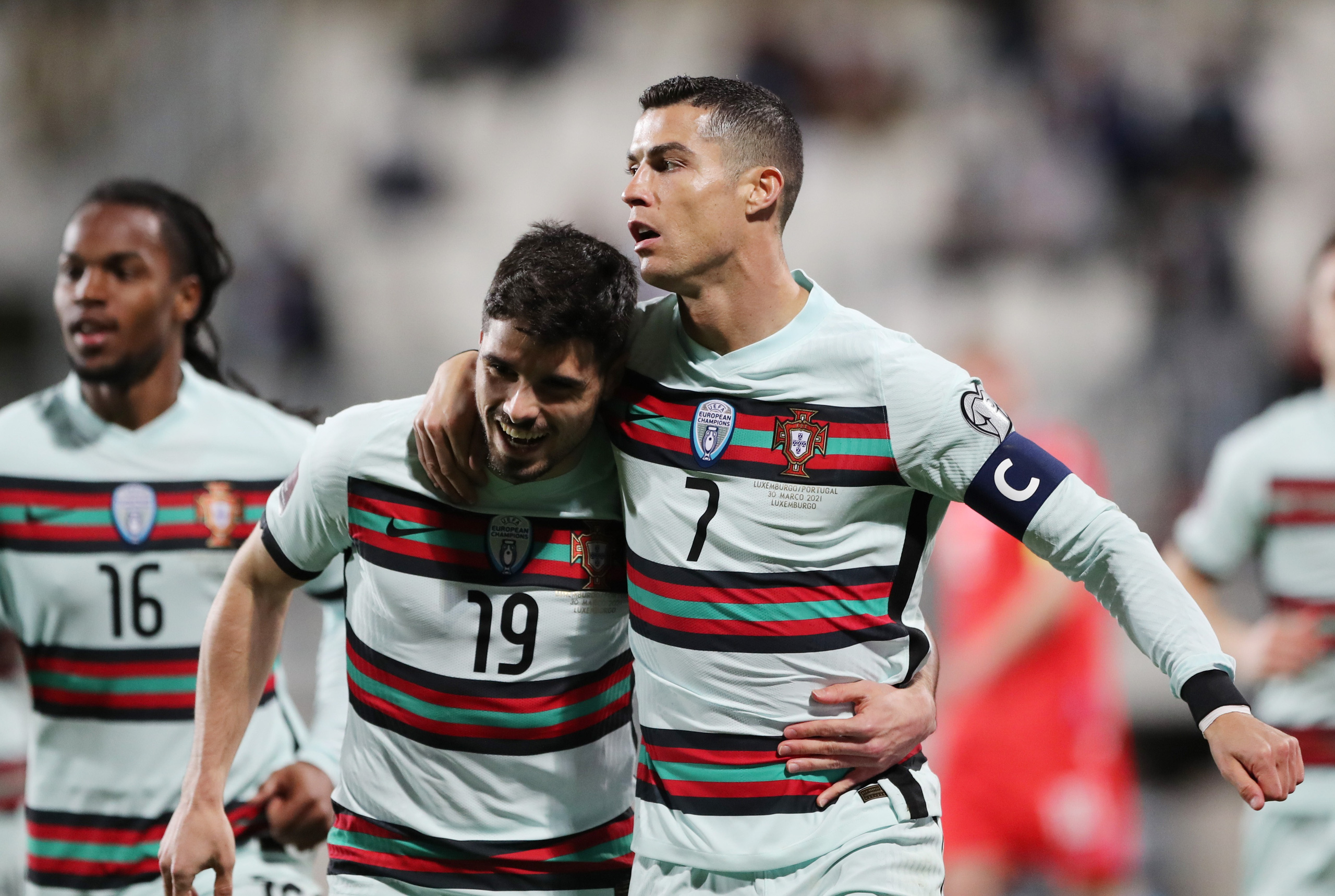 Giải cơn kh&aacute;t b&agrave;n thắng, Ronaldo tiến s&aacute;t kỷ lục ghi b&agrave;n mọi thời đại - Ảnh 3.