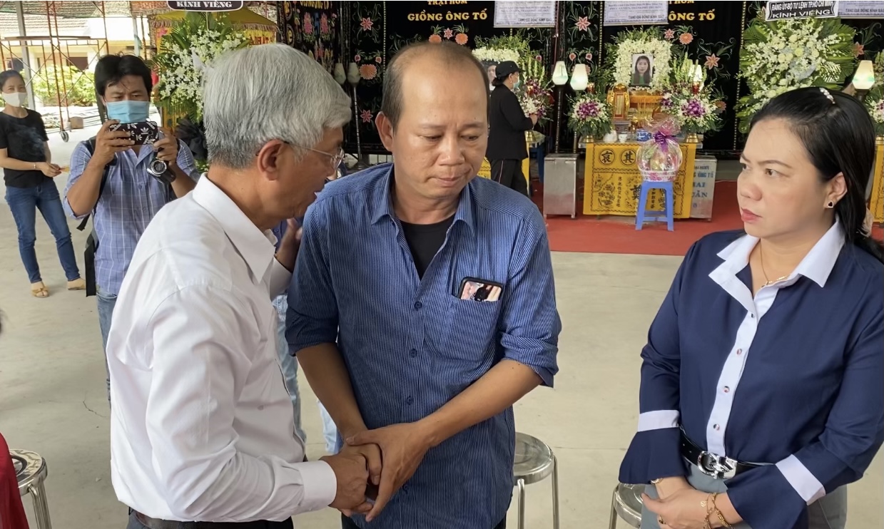 CLIP: &Ocirc;ng V&otilde; Văn Hoan nắm chặt tay người th&acirc;n 6 nạn nh&acirc;n chết ch&aacute;y ở TP Thủ Đức - Ảnh 3.