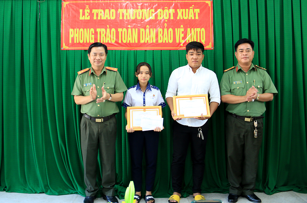 Giám đốc Công an An Giang thưởng "nóng" nữ sinh lớp 9 tham gia bắt trộm