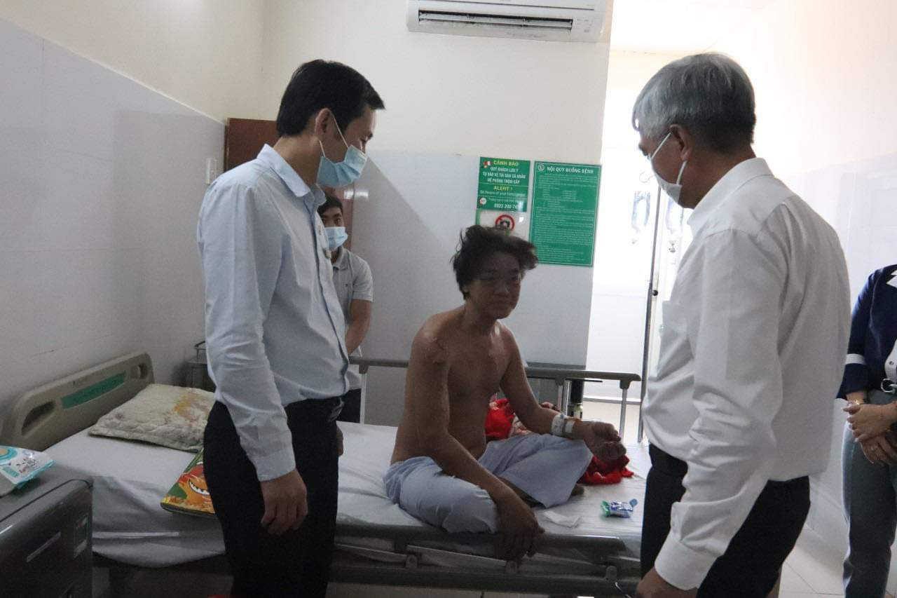 CLIP: &Ocirc;ng V&otilde; Văn Hoan nắm chặt tay người th&acirc;n 6 nạn nh&acirc;n chết ch&aacute;y ở TP Thủ Đức - Ảnh 4.