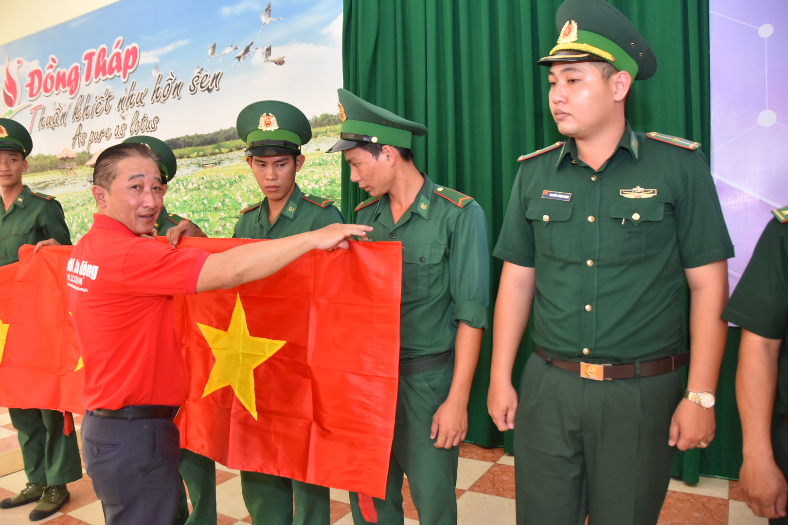 1.000 lá cờ Tổ quốc đến với đồng bào, chiến sĩ biên cương Đồng Tháp