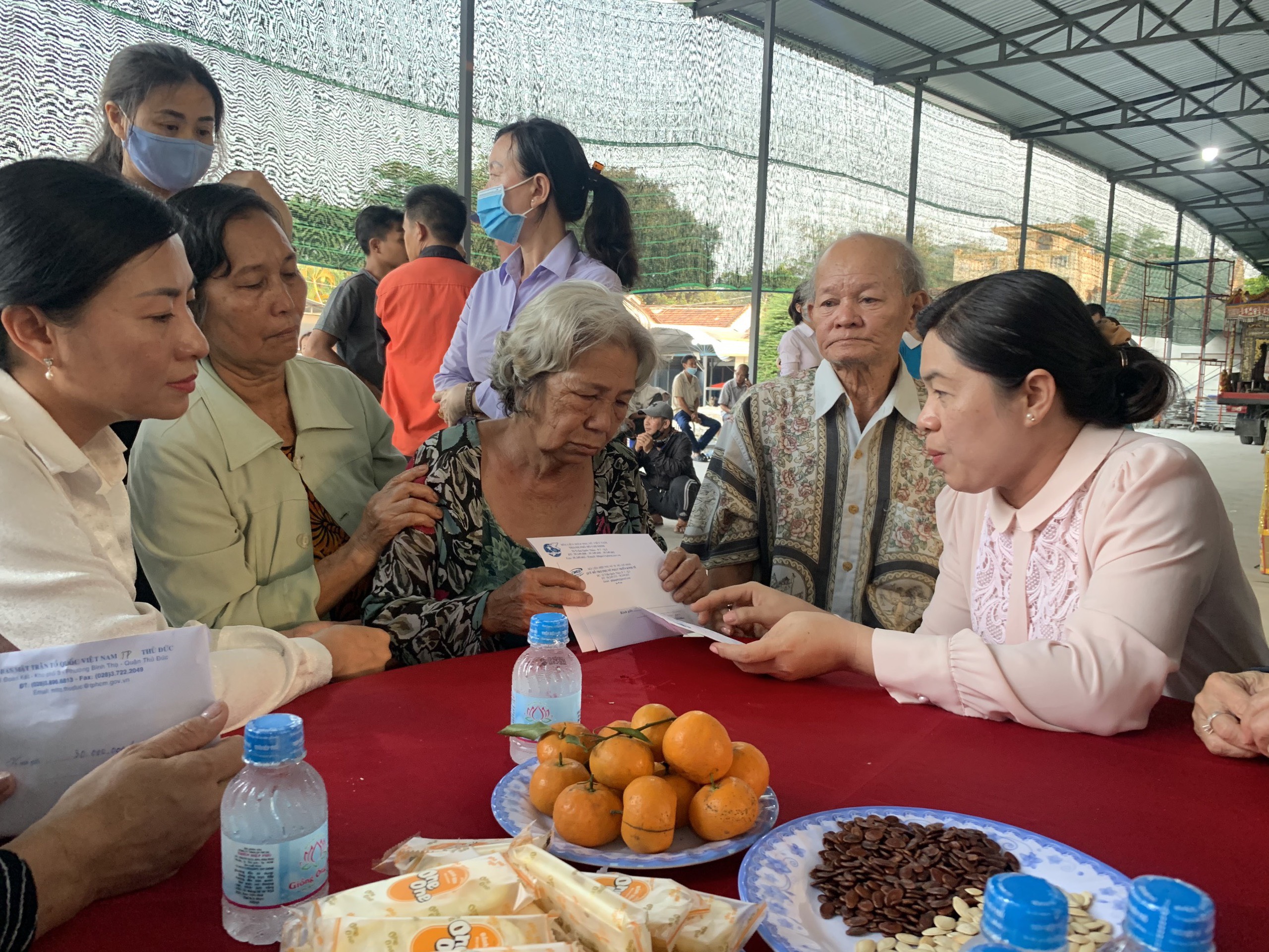 Hỗ trợ hơn 160 triệu đồng cho gia đình có 6 người chết trong vụ cháy ở TP Thủ Đức - Ảnh 2.