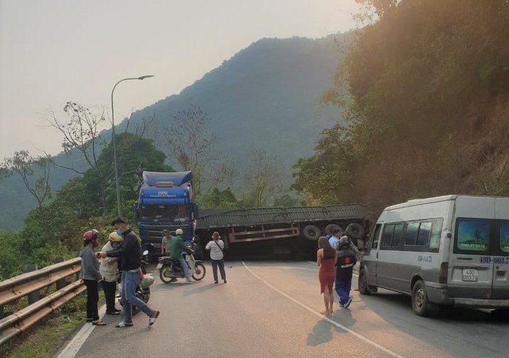 Xe container chở xỉ than lật chắn ngang đèo Bảo Lộc, giao thông ách tắc 2 chiều