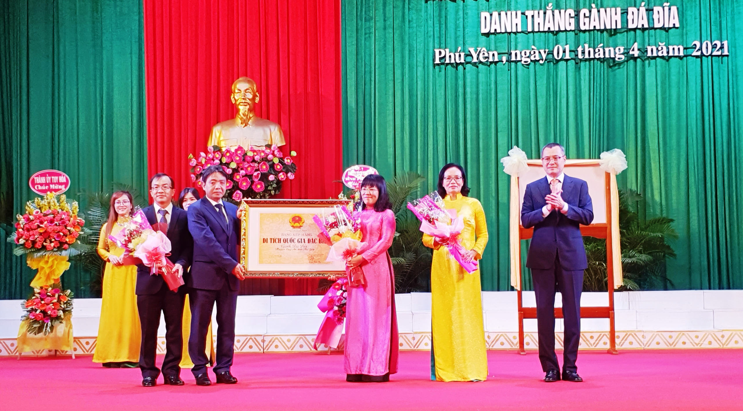 Kỷ niệm 410 năm thành lập, Phú Yên đón nhận bằng di tích quốc gia đặc biệt Gành Đá Đĩa