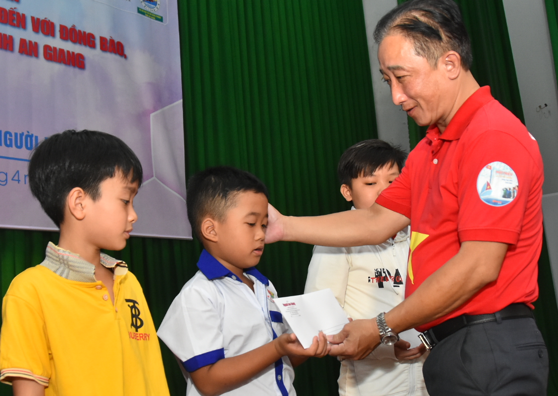 Cờ Tổ quốc và học bổng tiếp tục đến với vùng biên giới An Giang
