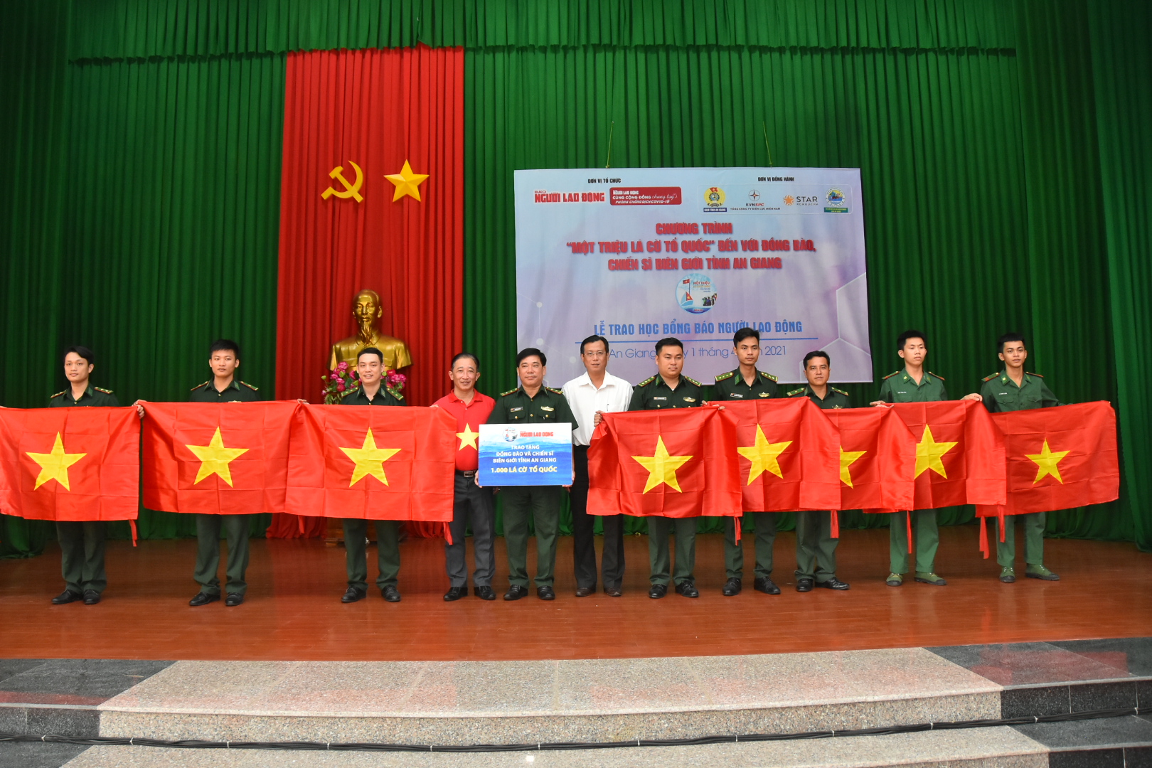 Cờ Tổ quốc và học bổng tiếp tục đến với vùng biên giới An Giang - Ảnh 2.