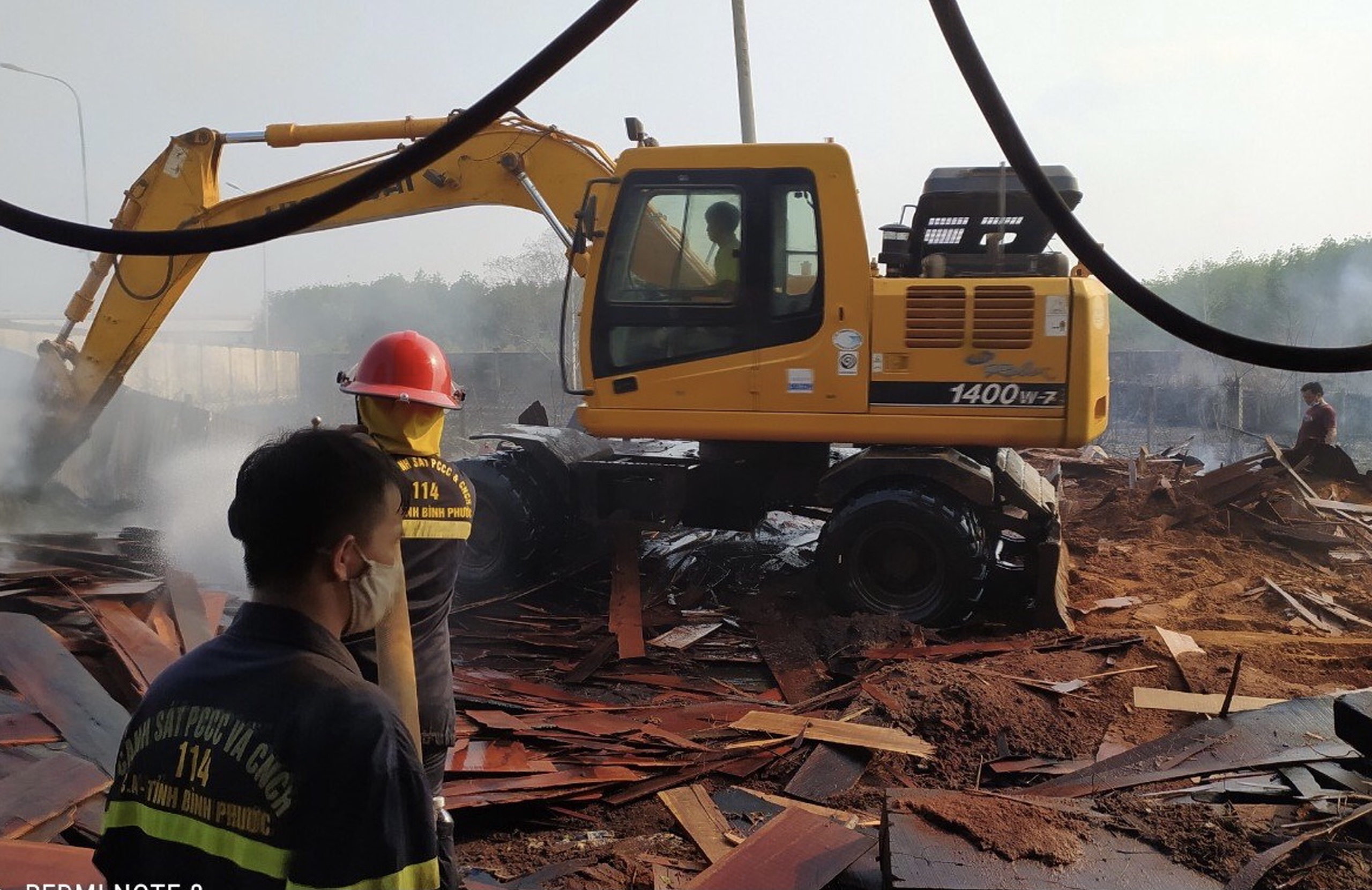 B&igrave;nh Phước: Ch&aacute;y kho chứa gỗ trong khu&ocirc;n vi&ecirc;n Chi cục Hải quan Ho&agrave;ng Diệu - Ảnh 2.