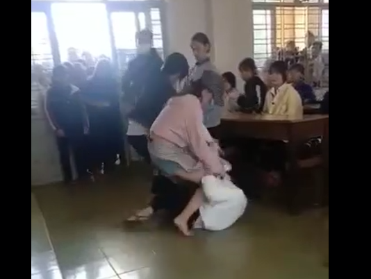 Yêu cầu công an làm rõ vụ việc nữ sinh gọi người nhà đến trường hỗn chiến