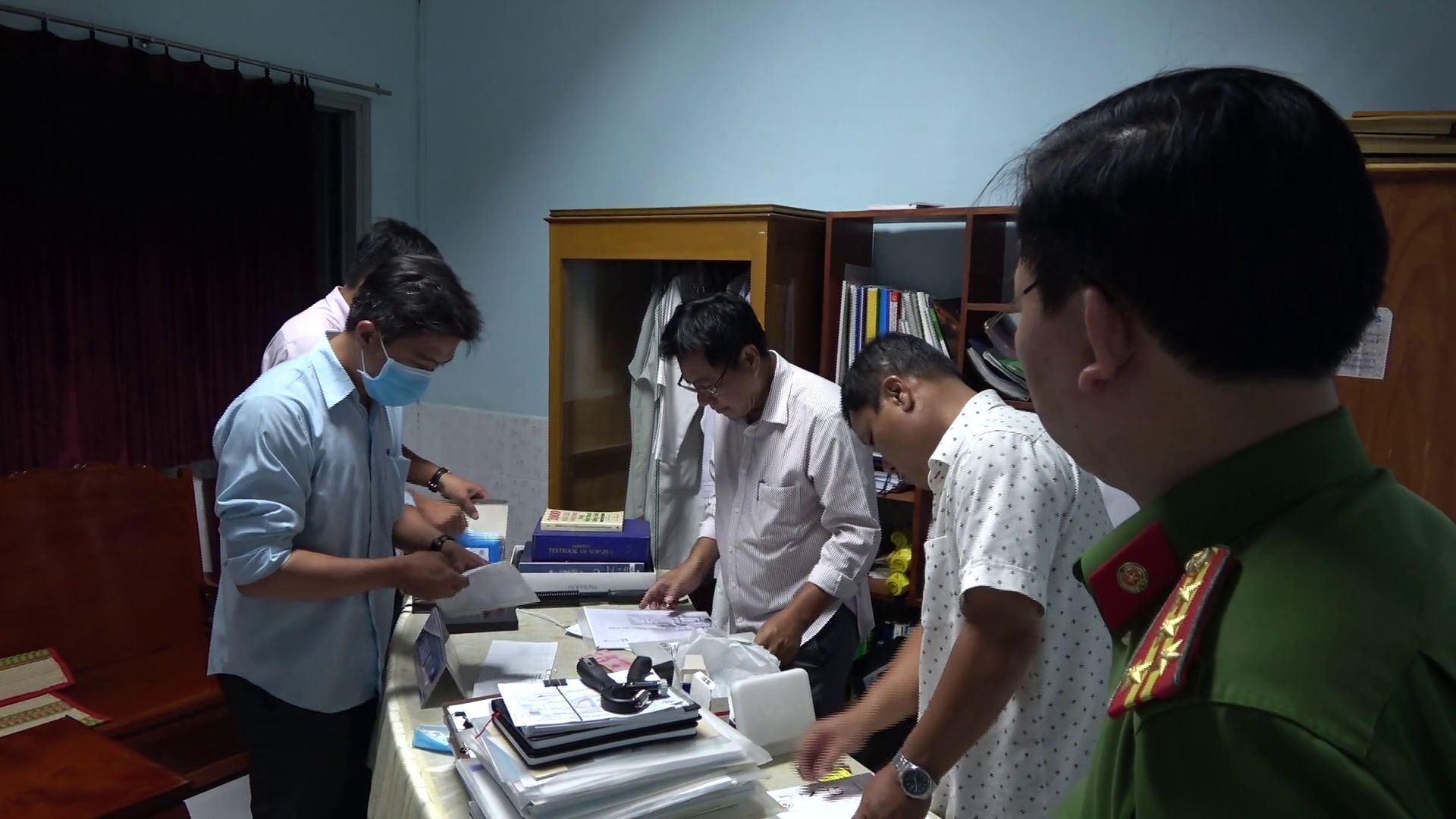 CLIP: H&agrave;nh tr&igrave;nh bắt khẩn cấp gi&aacute;m đốc bệnh viện v&agrave; c&aacute;c đối tượng li&ecirc;n quan vụ giết người - Ảnh 8.