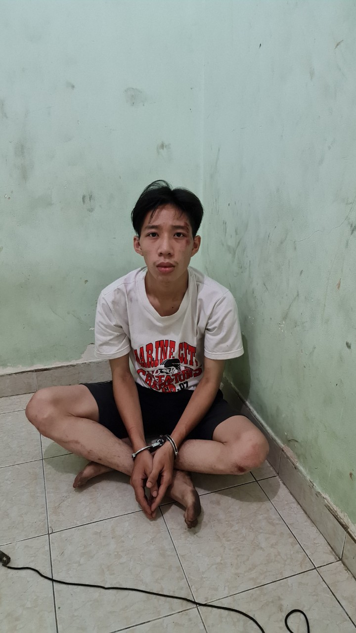 CSGT TP HCM d&ugrave;ng s&uacute;ng khống chế nam thanh ni&ecirc;n g&iacute; dao v&agrave;o cổ t&agrave;i xế xe bu&yacute;t - Ảnh 2.