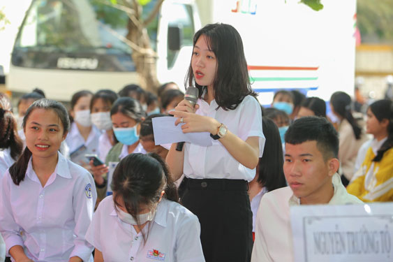 Đưa trường học đến th&iacute; sinh tại Ph&uacute; Y&ecirc;n: Lo sư phạm, luật kh&oacute; xin việc, lương thấp - Ảnh 1.