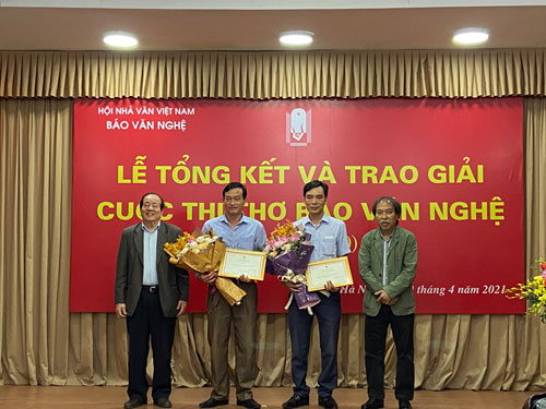 "Mẹ tôi chửi kẻ trộm" được trao giải: Cuộc thi thơ gây nhiều tranh cãi