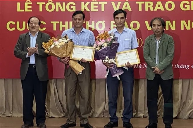 B&agrave;i thơ Mẹ t&ocirc;i chửi kẻ trộm vừa được trao giải cao nhất cuộc thi thơ b&aacute;o Văn Nghệ 2019-2020 g&acirc;y tranh luận gay gắt - Ảnh 2.
