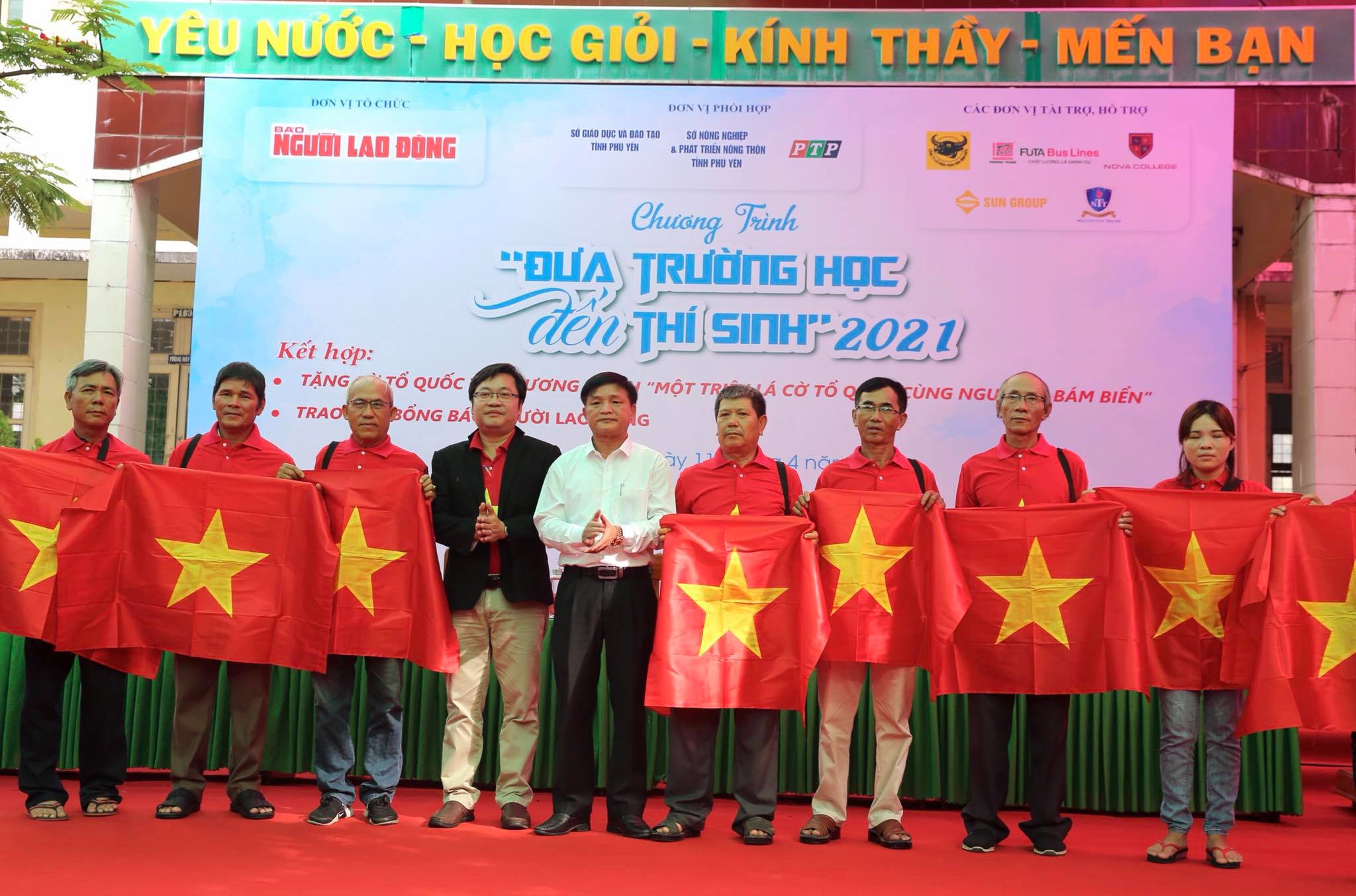 Ngư dân Phú Yên nhận cờ từ Chương trình "Một triệu lá cờ Tổ quốc cùng ngư dân bám biển"