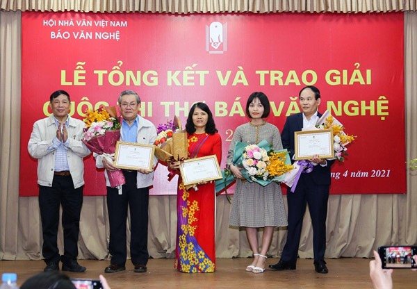 B&agrave;i thơ Mẹ t&ocirc;i chửi kẻ trộm vừa được trao giải cao nhất cuộc thi thơ b&aacute;o Văn Nghệ 2019-2020 g&acirc;y tranh luận gay gắt - Ảnh 3.
