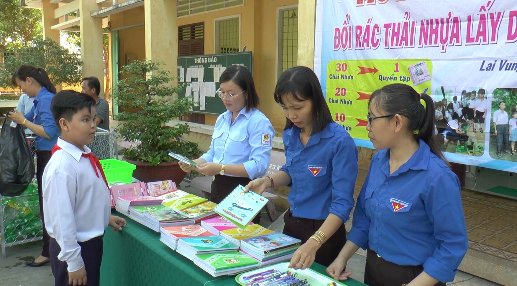Học sinh miền T&acirc;y n&ocirc; nức đổi r&aacute;c thải nhựa lấy dụng cụ học tập - Ảnh 1.