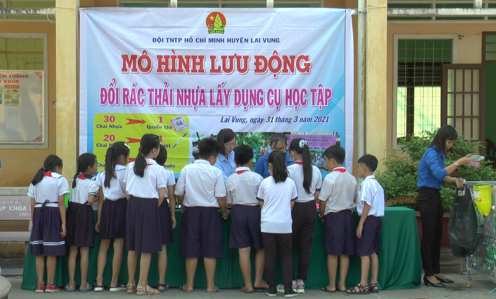 Học sinh miền T&acirc;y n&ocirc; nức đổi r&aacute;c thải nhựa lấy dụng cụ học tập - Ảnh 2.
