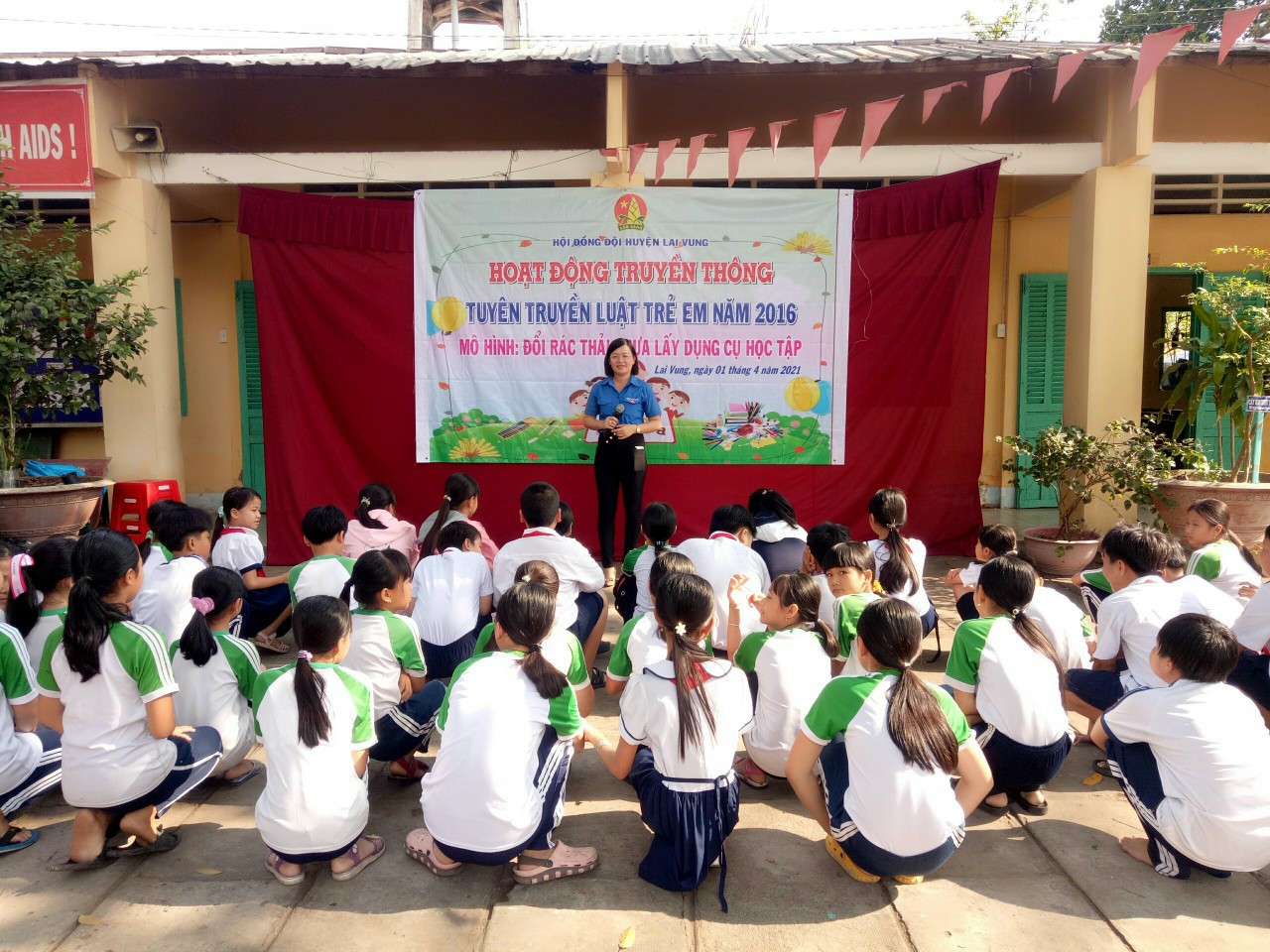 Học sinh miền T&acirc;y n&ocirc; nức đổi r&aacute;c thải nhựa lấy dụng cụ học tập - Ảnh 3.