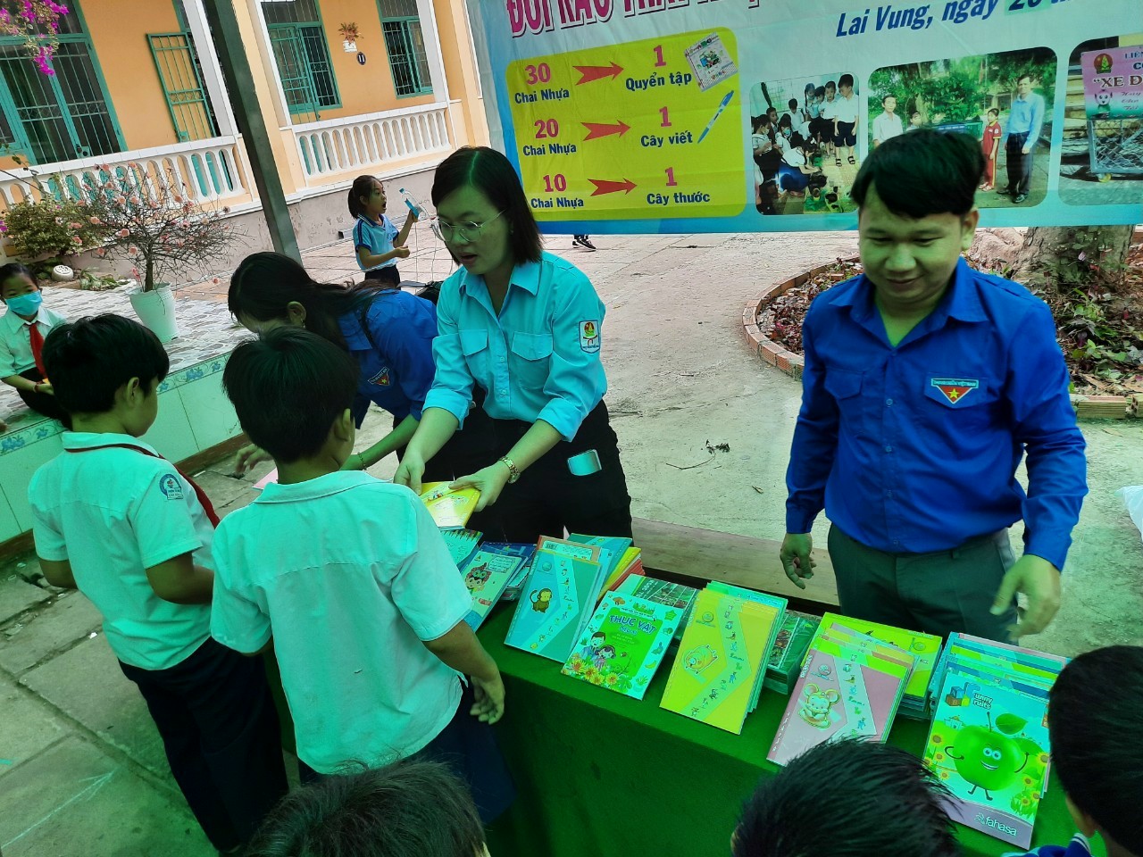 Học sinh miền T&acirc;y n&ocirc; nức đổi r&aacute;c thải nhựa lấy dụng cụ học tập - Ảnh 4.
