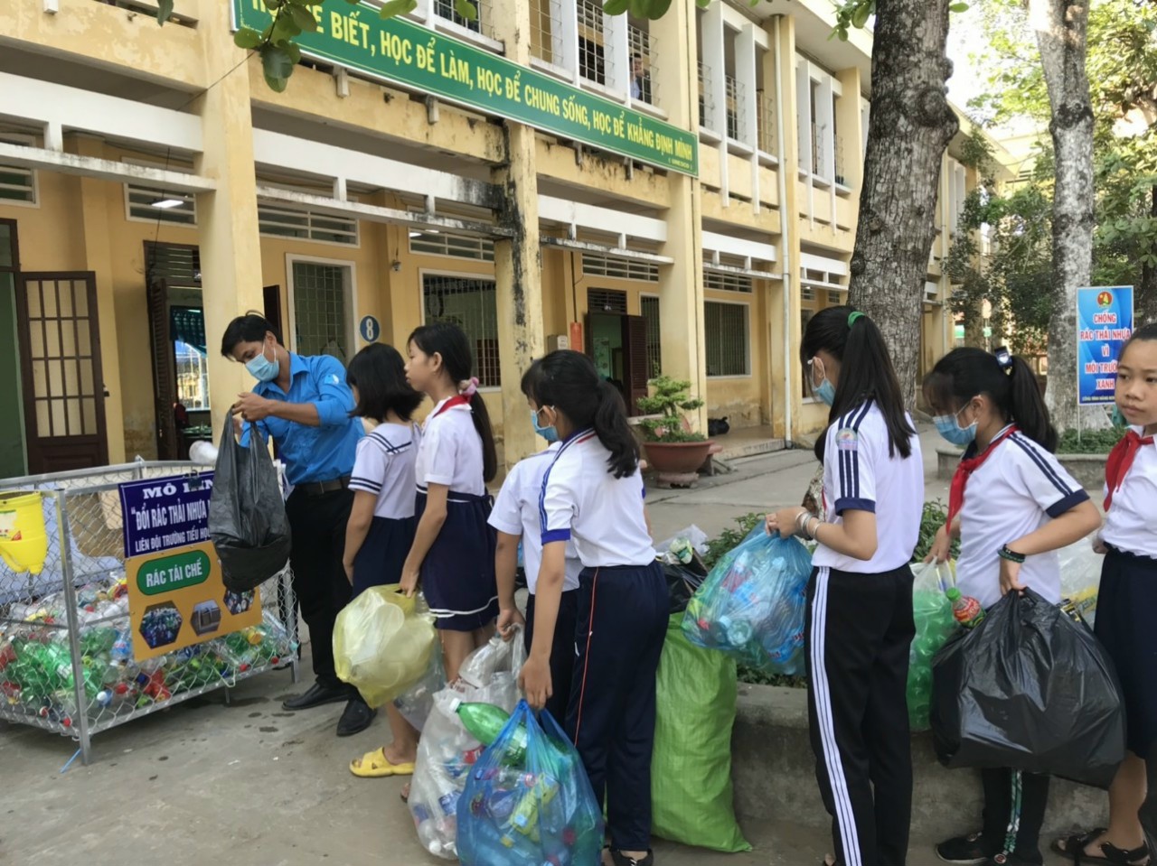 Học sinh miền T&acirc;y n&ocirc; nức đổi r&aacute;c thải nhựa lấy dụng cụ học tập - Ảnh 8.
