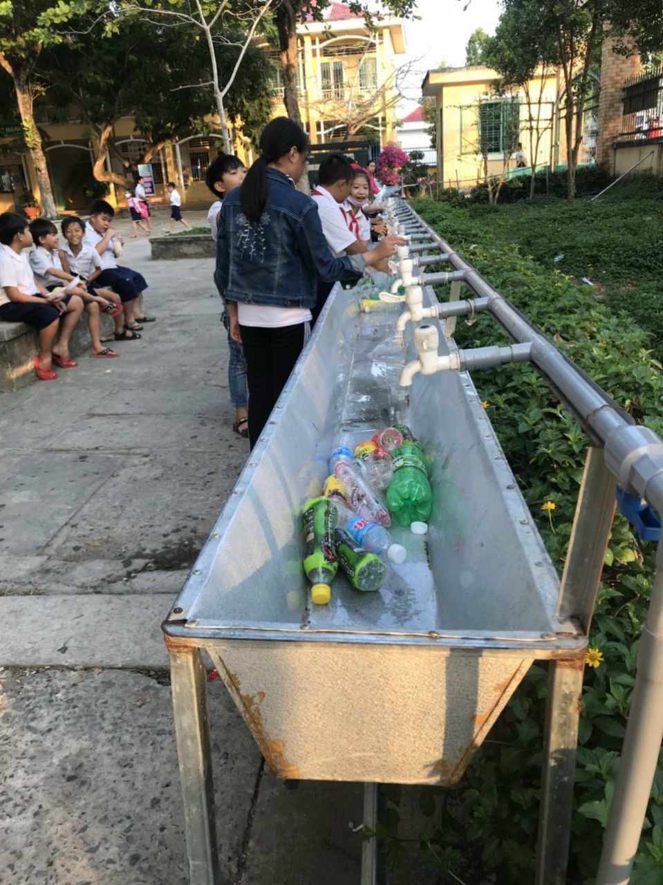 Học sinh miền T&acirc;y n&ocirc; nức đổi r&aacute;c thải nhựa lấy dụng cụ học tập - Ảnh 9.