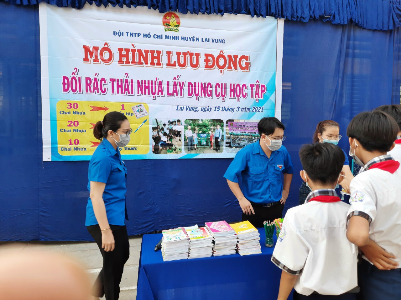 Học sinh miền T&acirc;y n&ocirc; nức đổi r&aacute;c thải nhựa lấy dụng cụ học tập - Ảnh 11.