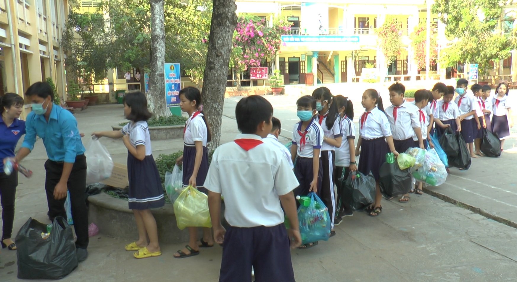 Học sinh miền Tây nô nức đổi rác thải nhựa lấy dụng cụ học tập
