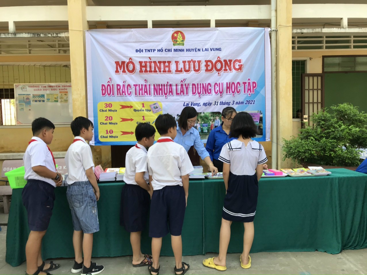 Học sinh miền T&acirc;y n&ocirc; nức đổi r&aacute;c thải nhựa lấy dụng cụ học tập - Ảnh 13.