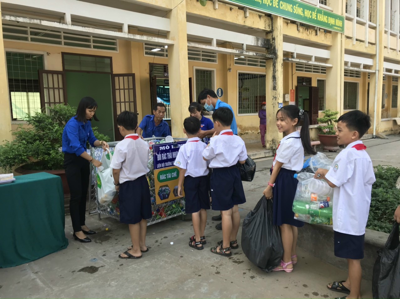 Học sinh miền T&acirc;y n&ocirc; nức đổi r&aacute;c thải nhựa lấy dụng cụ học tập - Ảnh 14.