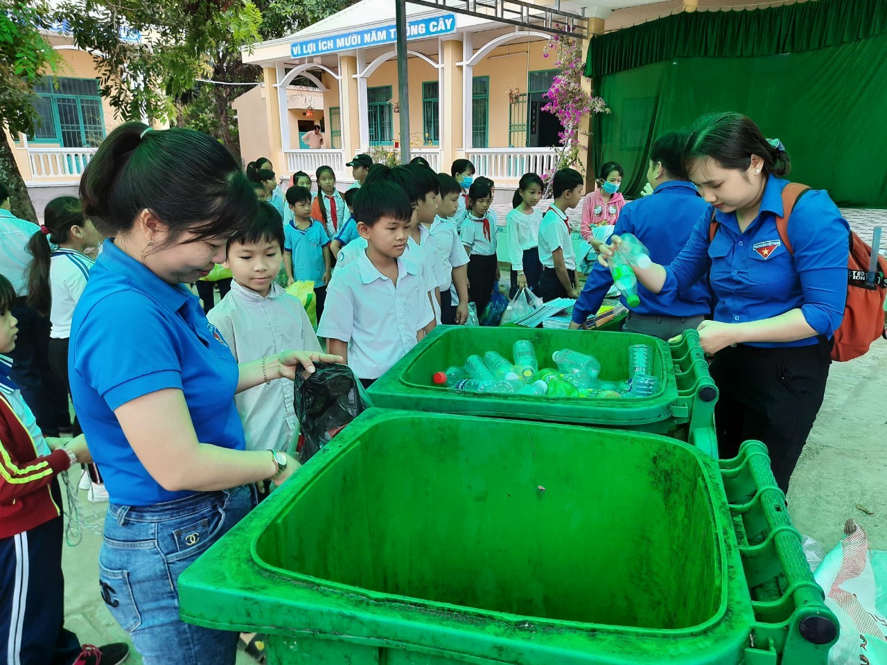Học sinh miền T&acirc;y n&ocirc; nức đổi r&aacute;c thải nhựa lấy dụng cụ học tập - Ảnh 17.