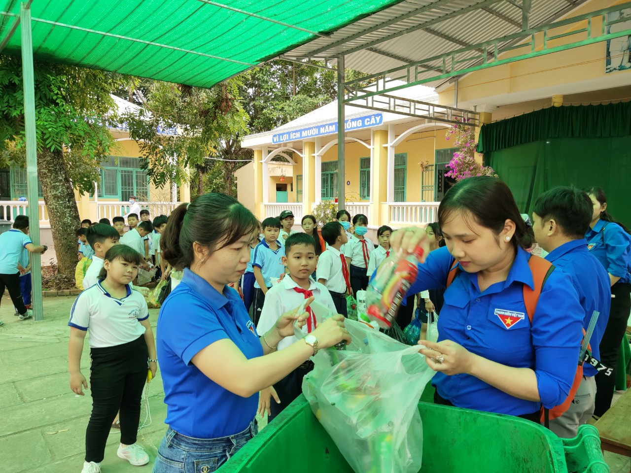Học sinh miền T&acirc;y n&ocirc; nức đổi r&aacute;c thải nhựa lấy dụng cụ học tập - Ảnh 16.
