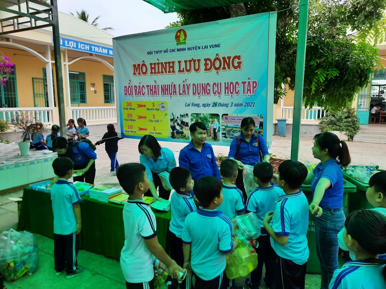 Học sinh miền T&acirc;y n&ocirc; nức đổi r&aacute;c thải nhựa lấy dụng cụ học tập - Ảnh 18.