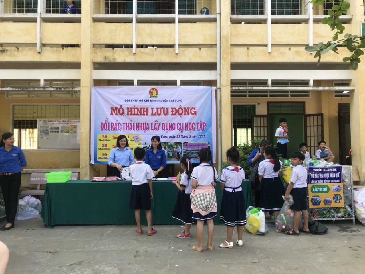 Học sinh miền T&acirc;y n&ocirc; nức đổi r&aacute;c thải nhựa lấy dụng cụ học tập - Ảnh 19.