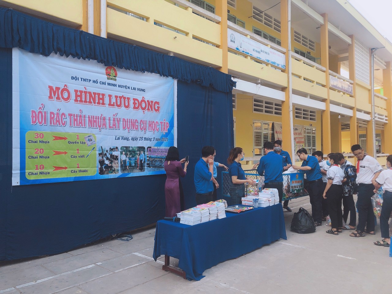 Học sinh miền T&acirc;y n&ocirc; nức đổi r&aacute;c thải nhựa lấy dụng cụ học tập - Ảnh 20.