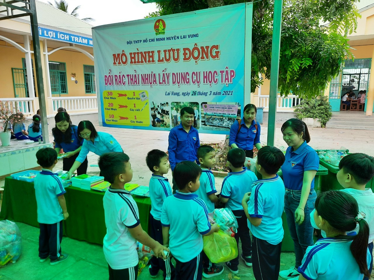 Học sinh miền T&acirc;y n&ocirc; nức đổi r&aacute;c thải nhựa lấy dụng cụ học tập - Ảnh 22.